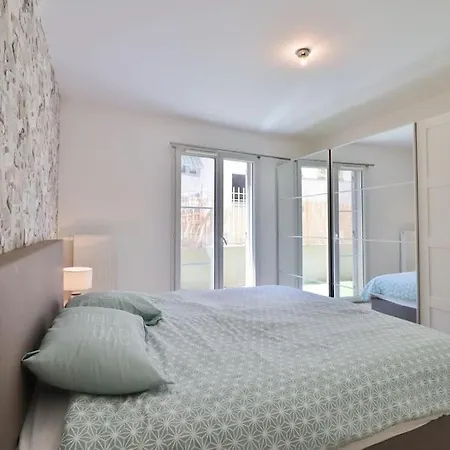 Beautiful Flat With Sunny Garden In Heart Of Le Port شقة *