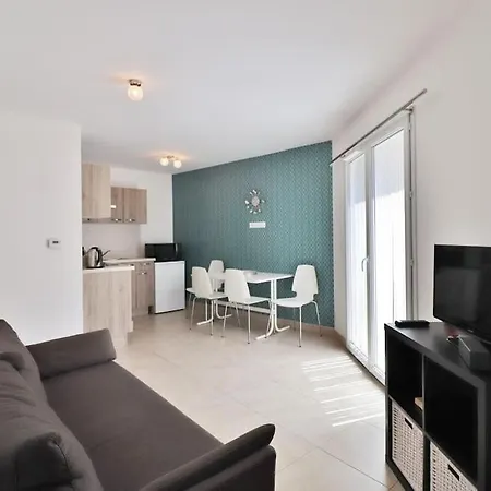 Beautiful Flat With Sunny Garden In Heart Of Le Port شقة نيس